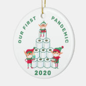 Unsere erste Pandemie Elf mit Toilettenpapier Orna Keramik Ornament (Links)