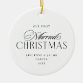 Unsere erste Verheiratete Weihnachtsklasstypografi Keramik Ornament (Vorne)