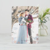 Unsere erste Weihnachts-Verheiratet-Foto-Urlaubska Einladung (Stehend Vorderseite)