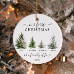 Unsere ersten Weihnachten als eine Familie von vie Ornament<br><div class="desc">Erinnern Sie sich an Ihr erstes Weihnachtsfest zusammen mit diesem hübschen Sake-Ornament. Dieses Design umfasst eine Familie von vier Weihnachtsbäumen. Editieren Sie einfach den Namen und das Jahr des Kindes! Das ist auch ein tolles Geschenk für neue Eltern!</div>