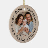 Unsere ersten Weihnachten als Familie von drei Keramik Ornament (Rechts)