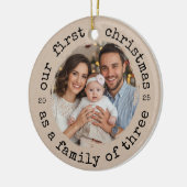 Unsere ersten Weihnachten als Familie von drei Keramik Ornament (Links)