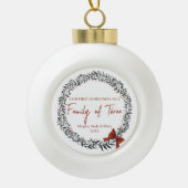 Unsere ersten Weihnachten als Familie von drei Orn Keramik Kugel-Ornament (Vorderseite)