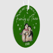 Unsere ersten Weihnachten als Familie von drei Ornament (Vorderseite)