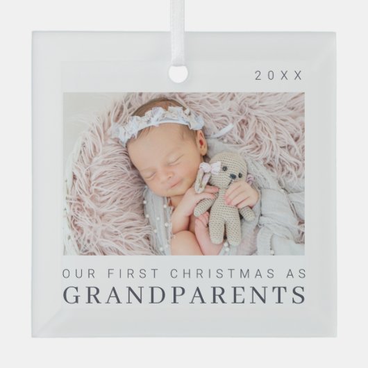 Unsere ersten Weihnachten als Großeltern Moderner Ornament Aus Glas (Vorderseite)
