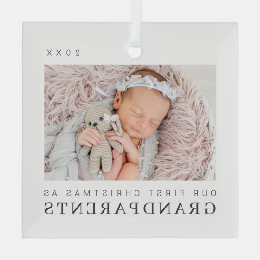 Unsere ersten Weihnachten als Großeltern Moderner Ornament Aus Glas (Rückseite)