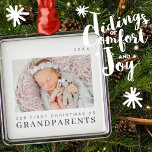 Unsere ersten Weihnachten als Großeltern Moderner  Ornament Aus Metall<br><div class="desc">Design besteht aus modernem,  schicken Typografie mit Sans Serif und Serif Schriftart. Fügen Sie ein individuelles Foto von Baby und Jahr hinzu.</div>