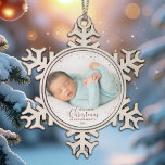 Unsere ersten Weihnachten als Großeltern Rose Foto Schneeflocken Zinn-Ornament<br><div class="desc">Fangen Sie Ihre Großeltern mit personalisierten Fotos an. Fügen Sie Ihre Lieblingsfotos,  ihren Namen und das Jahr für einen einzigartigen Sake,  der Ihre neue Ankunft feiert! Entworfen von CaMiDesigns.</div>