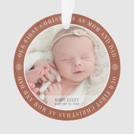 Unsere ersten Weihnachten als Mama & Vater Moderne Ornament (Vorderseite)