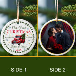 Unsere ersten Weihnachten als Mann und Ehefrau Keramik Ornament<br><div class="desc">Feiern Sie Ihre ersten Weihnachten als Ehemann und Ehefrau mit diesem charmanten personalisierten Ornament! Unser maßgeschneiderter Kiefernwald verfügt über einen nostalgischen, roten Lieferwagen-LKW, der einen festlichen Kiefernbaum trägt, der alle bereit ist, Zuhause zu schmücken. Schneeflocken und Sterne sind rund um das Design verstreut. Passen Sie mit Ihren Namen und das...</div>