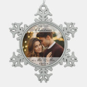 Unsere ersten Weihnachten als Mr. & Mrs. 2025 Schneeflocken Zinn-Ornament (Vorderseite)