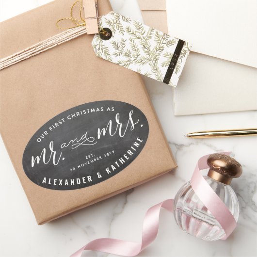 Unsere ersten Weihnachten als Mr. & Mrs. Chalkboar Ovaler Aufkleber (Schenken)