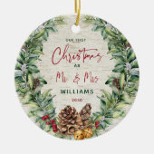 Unsere ersten Weihnachten als Mr. & Mrs. Pine Wrea Keramik Ornament (Vorne)