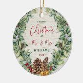 Unsere ersten Weihnachten als Mr. & Mrs. Pine Wrea Keramik Ornament (Links)