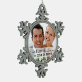 Unsere ersten Weihnachten als Mr. & Mrs. Snowflake Schneeflocken Zinn-Ornament (Links)