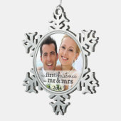 Unsere ersten Weihnachten als Mr. & Mrs. Snowflake Schneeflocken Zinn-Ornament (Rechts)
