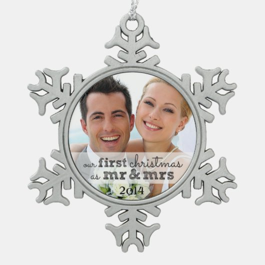 Unsere ersten Weihnachten als Mr. & Mrs. Snowflake Schneeflocken Zinn-Ornament (Vorderseite)