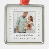 Unsere ersten Weihnachten als Weihnachtsfamilie im Ornament Aus Metall (Vorne)