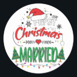 Unsere ersten Weihnachten Verheiratet neu verheira Runder Aufkleber<br><div class="desc">Feiern Sie Ihre 1. Weihnachtszeit verheiratet mit diesem lustigen und coolen Sticker. Kaufen Sie es jetzt für Ihr Ehepaar oder als Geschenk für Ehemann und Ehefrau von Neuvermählten!</div>