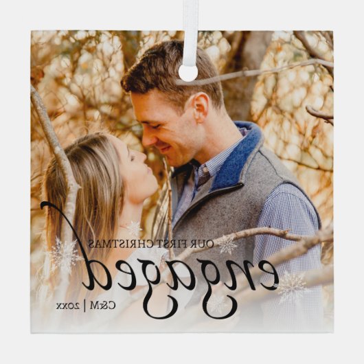 Unsere ersten Weihnachten Verlobt Personalisiert Ornament Aus Glas (Rückseite)