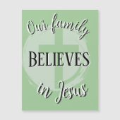 Unsere Familie glaubt an Jesus Magnet (Vorderseite)