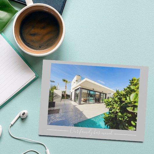 Unsere Familie hat das Foto des Hauses in Grau übe Ankündigung