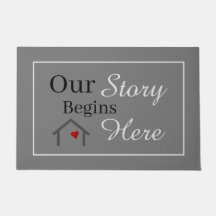 Unsere Geschichte fängt hier Fußmatte an