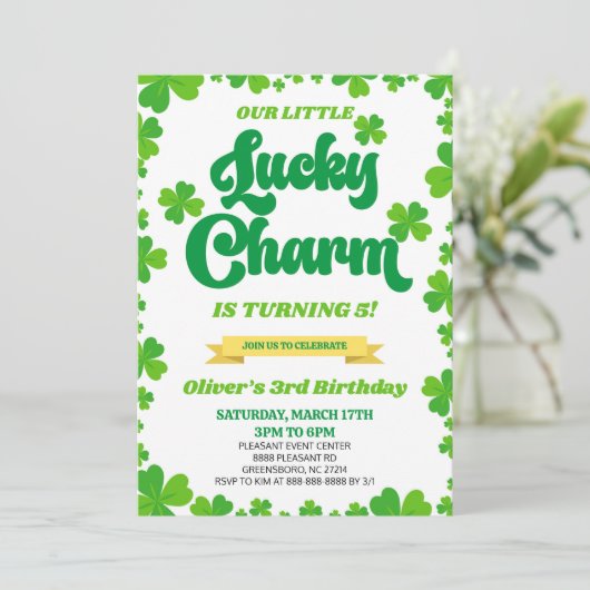 Unsere glückliche Charm St. Patrick's Day Geburtst Einladung (Stehend Vorderseite)