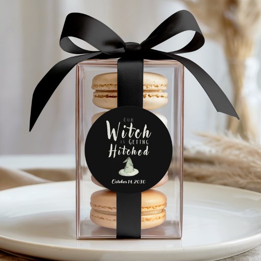 Unsere Hexe wird angeheftet Quadratischer Aufkleber