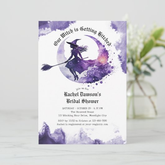 Unsere Hexe wird Lila Brautparty ersticken Einladung (Stehend Vorderseite)