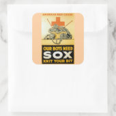 Unsere Jungs brauchen Sox ~ Strick Ihr Bit Quadratischer Aufkleber (Tasche)
