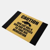 Unsere Katze hat ein Gewehr Fußmatte (Schrägansicht)