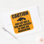 Unsere Katze hat eine Waffe Quadratischer Aufkleber (Umschlag)