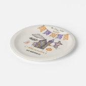 Unsere kleine Hexe dreht sich eins Pappteller (Schrägansicht)