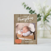 Unsere kleine Pumpkin Rustic Fall Birth Ankündigun Postkarte (Stehend Vorderseite)