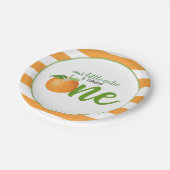 Unsere kleine Süsse dreht eine Platte - oder Strei Pappteller (Schrägansicht)