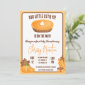 Unsere kleine Süsse Pie, Fall Pumpkin Pie Baby Dus Einladung (Stehend Vorderseite)
