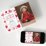 Unsere kleine Sweetheart Kids Foto Geburtstagspart Einladung<br><div class="desc">"Machen Sie sich bereit, mit unserer kleinen Sweetheart Geburtstagsparty Einladung zu feiern! Diese Einladung ist perfekt für alle Februar-Geburtstage da draußen, auf oder in der Nähe von Valentinstag. Mit einem modernen Design und einer Vielfalt von roten Wasserfarbenherzen und einem Foto des Geburtstagsmädchens wird es Ihren Gästen die Liebe geben. Verpassen...</div>
