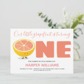 Unsere kleinen Grapefruits drehen einen ersten Geb Einladung (Stehend Vorderseite)