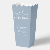 Unsere Liebe ist Poppin Dusty Blue Wedding Popcorn Geschenkschachtel (Vorderseite)