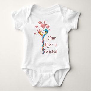 Unsere Liebe ist verdreht Baby Strampler