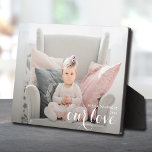 UNSERE LIEBE Script Tabletop Easel Foto Fotoplatte<br><div class="desc">Diese hübsche Tischplatte aus Foto ist mit einem eingebauten Sockel versehen, um Ihr Lieblingssymbol unzerbrechlich darzustellen. Enthält das Wort OUR LIEBE in einem schönen weißen Skript (kann gelöscht oder geändert werden) und alle anderen Informationen, die Sie gewollt, um einzufügen. Erstellen Sie einen Sake, um als Geschenke oder für sich selbst...</div>