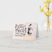 Unsere Liebe Story Typografy Black Valentine's Fot Karte (Gelbe Blume)
