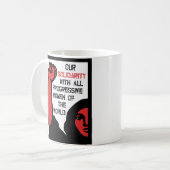 Unsere Solidarität mit allen progressiven Frauen Kaffeetasse (Vorderseite Links)