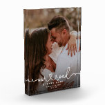 UNSERE STRASSE BEGINNT HIER Moderne SkriptWedding Fotoblock<br><div class="desc">Individuelles Ehepaar,  Verlobung oder Hochzeitsklotz mit modernem Herzskript-Design. UNSERE STRASSEN STARTS HIER neben Ihren Namen und Datum.</div>