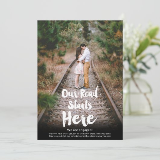 Unsere Straße beginnt hier Skript-Foto-Verlobung Ankündigung (Stehend Vorderseite)