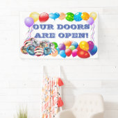 Unsere Türen öffnen Vinyl Banner 3' x 5' Banner (Insitu)