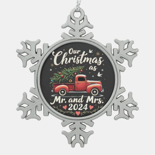 Unsere Weihnachten als Mr. und Mrs. 2024 Matching  Schneeflocken Zinn-Ornament (Vorderseite)