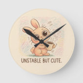 Unstable but Cute Runde Wanduhr (Vorderseite)