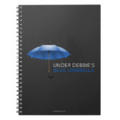 Unter Debbies blauem Regenschirm Notizblock (Vorderseite)